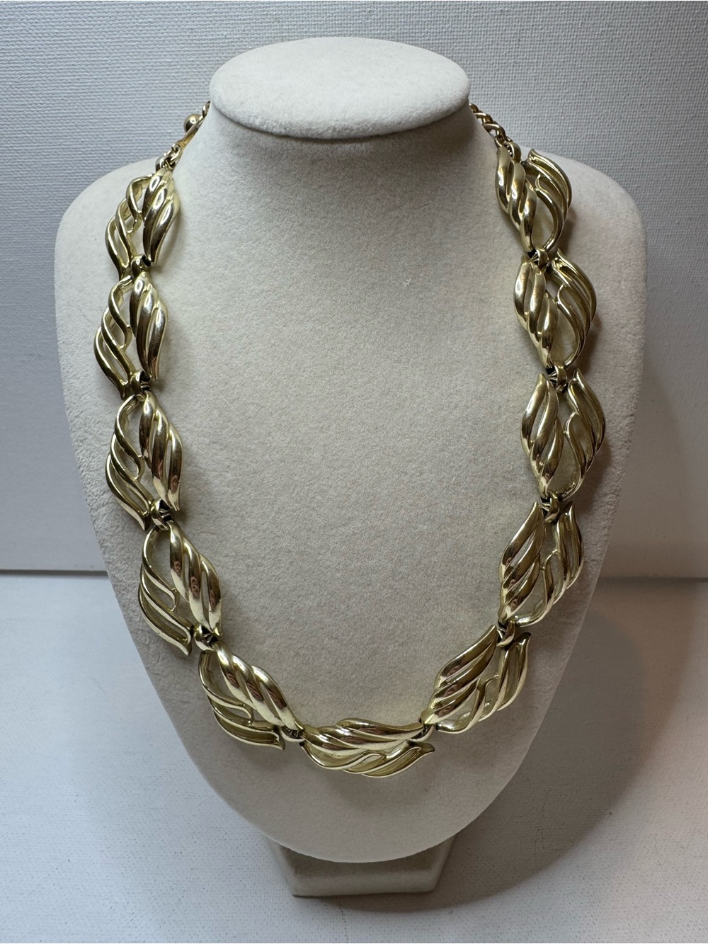 Vintage Coro Gold-Tone Twisted Leaf Link Necklace